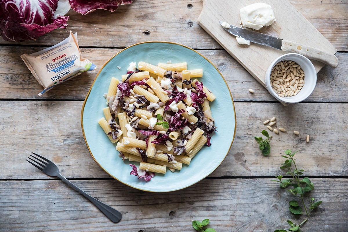 Le migliori ricette con i pinoli: dai primi piatti al dolce 5 Rigatoni con stracchino pinol e radicchio