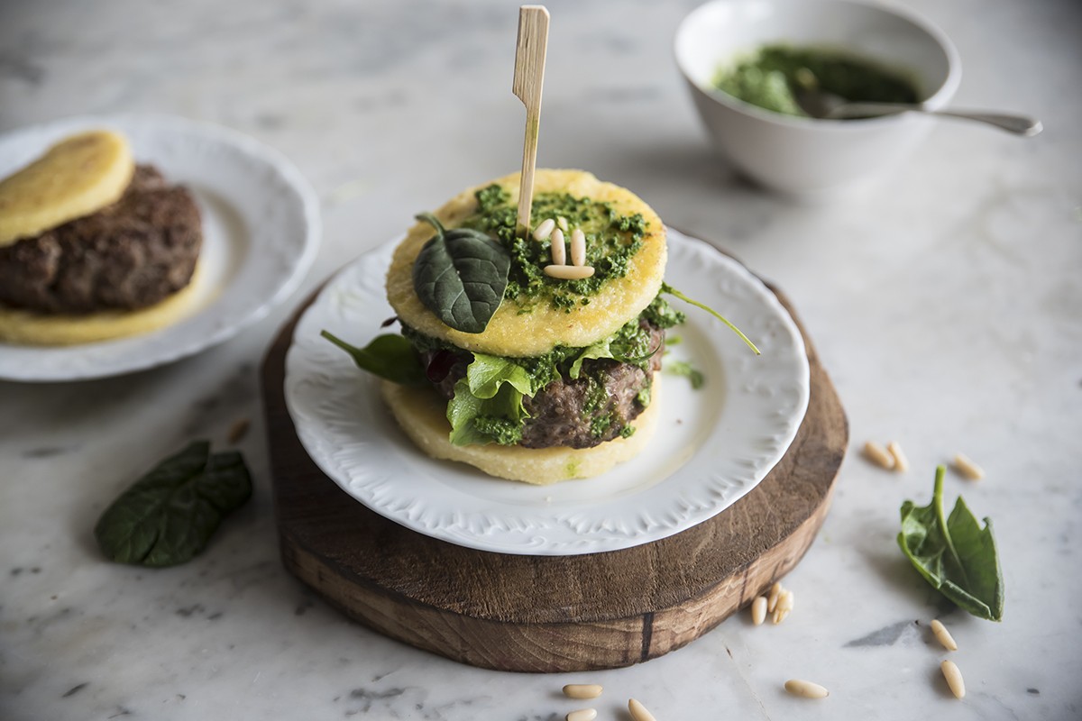 Ricette con spinaci: proposte veloci e sane per fare il pieno di vitamine 21 ricette con spinaci: hamburger polenta spinaci carne