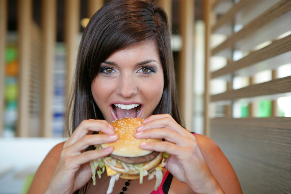 Burger King lancia anche in Italia il Rebel Whopper, l'hamburger 100% vegetale che sembra carne 1 Hamburger vegetale di finta carne