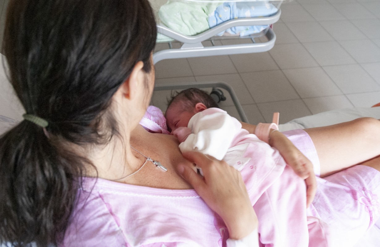 Parto cesareo: cos'è, come si svolge, quando è indicato, rischi, convalescenza e ritorno a casa 4 parto cesareo: cosa sente la mamma