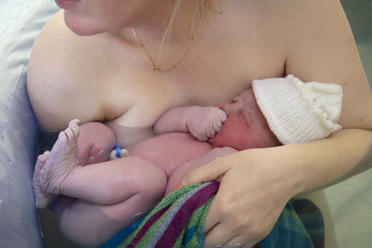 Parto in acqua: cos’è, come si svolge, benefici per mamma e bambino e controindicazioni 3 parto in acqua: benefici per il bambino