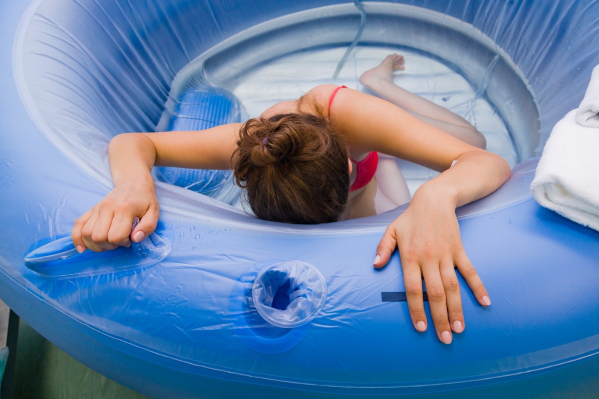 Parto in acqua: cos’è, come si svolge, benefici per mamma e bambino e controindicazioni 1 parto in acqua: cos'è