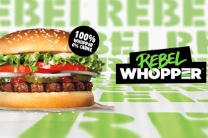 Burger King lancia anche in Italia il Rebel Whopper, l&rsquo;hamburger 100% vegetale che sembra carne