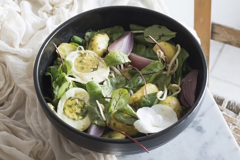 Ricette con germogli: 7 idee per fare il pieno di nutrienti e gusto 6 ricette con germogli: insalata patate, cipolle rosse, germogli di soia
