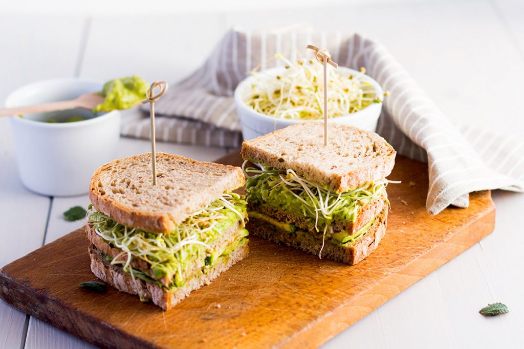 Ricette con germogli: 7 idee per fare il pieno di nutrienti e gusto 1 ricette con germogli: panino integrale con zucchine e germogli di fieno greco