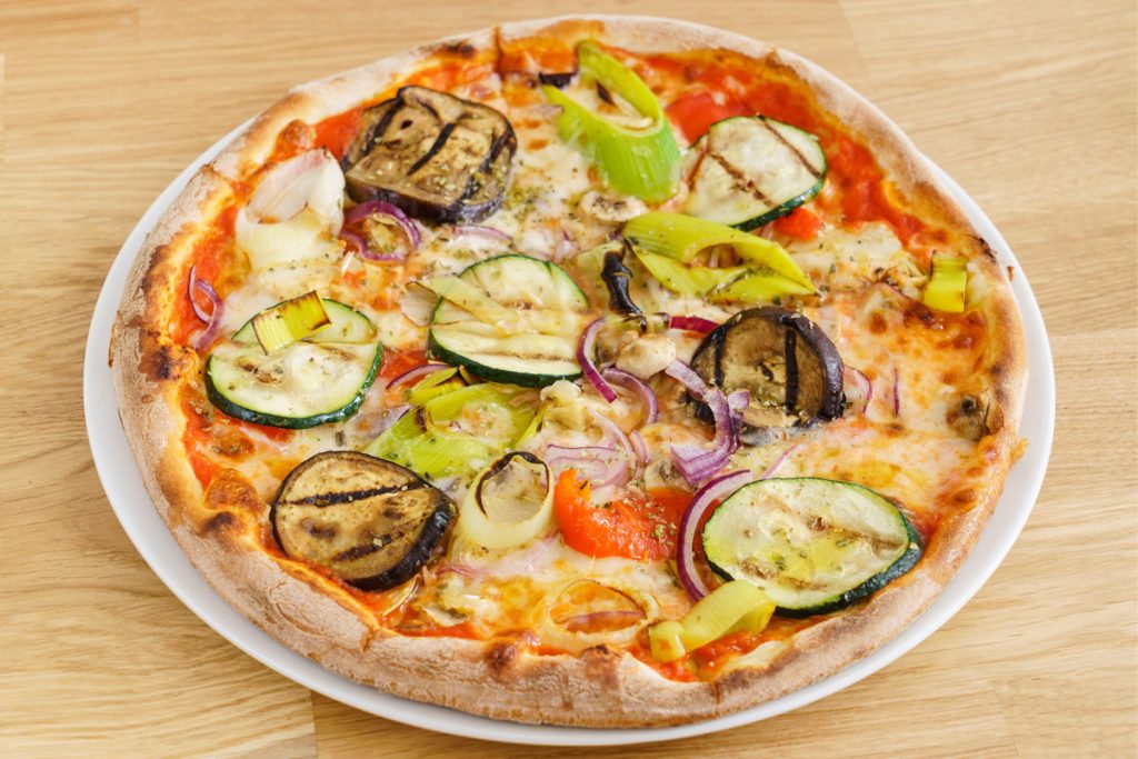 Ricette con germogli: 7 idee per fare il pieno di nutrienti e gusto 5 Ricette con germogli: pizza con zucchine grigliate e germogli di porro