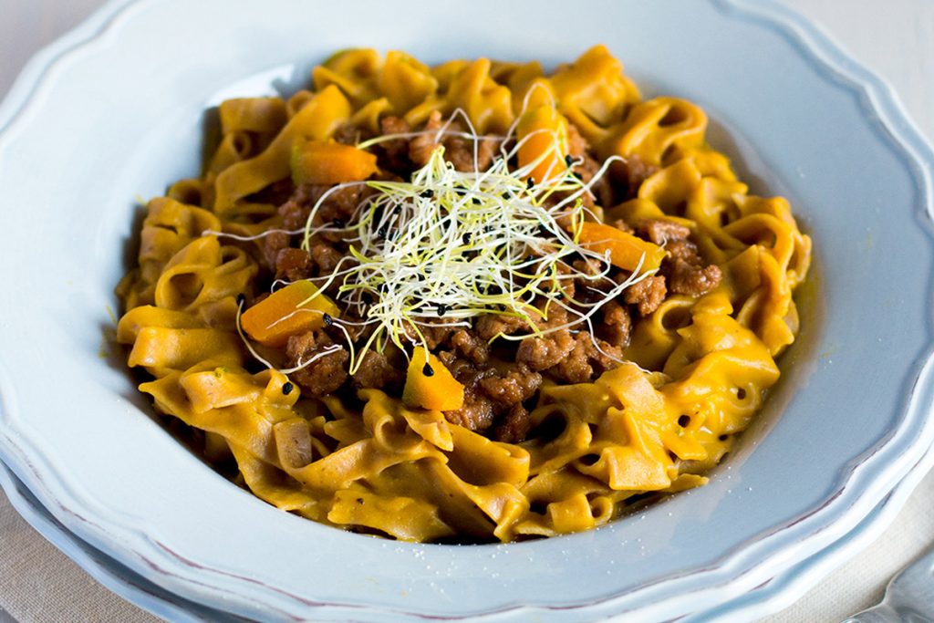 Ricette con germogli: 7 idee per fare il pieno di nutrienti e gusto 4 ricette con germogli: tagliolini di castagne alla crema di zucca e germogli di porro