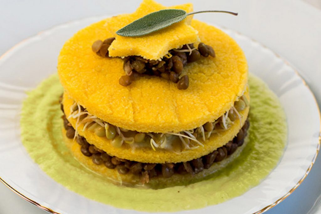 Ricette con germogli: 7 idee per fare il pieno di nutrienti e gusto 3 Ricette con germogli: torretta di polenta e lenticchie germogliate con salsa ai porri