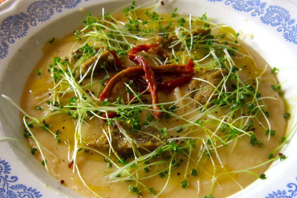Ricette con germogli: 7 idee per fare il pieno di nutrienti e gusto 2 Ricette con germogli: vellutata di cannellini con pesto di broccoli, pomodoro secco e germogli di broccolo