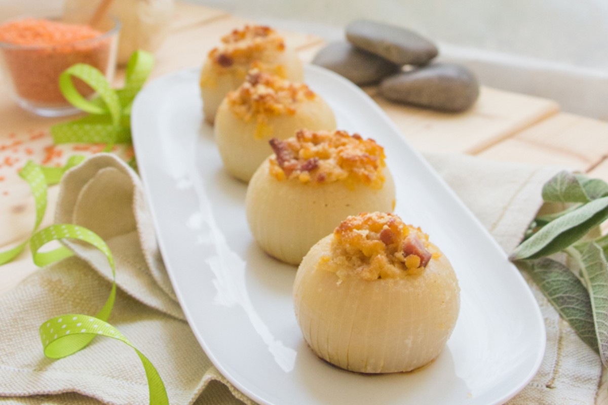 Ricette con lenticchie: idee facili e gustose dalle zuppe ai contorni al piatto unico 2 piatto ovale lungo e stretto con 4 cipolle ripiene di lenticchie