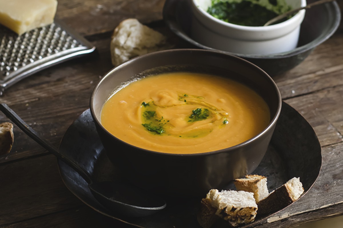 Ricette con la zucca: le migliori idee sane e gustose 16 ciotola scura su piatto piano, zuppa di zucca, crostini di pane