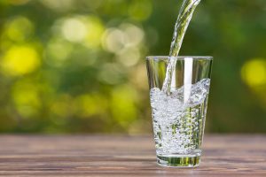 &Egrave; meglio bere acqua liscia o frizzante?