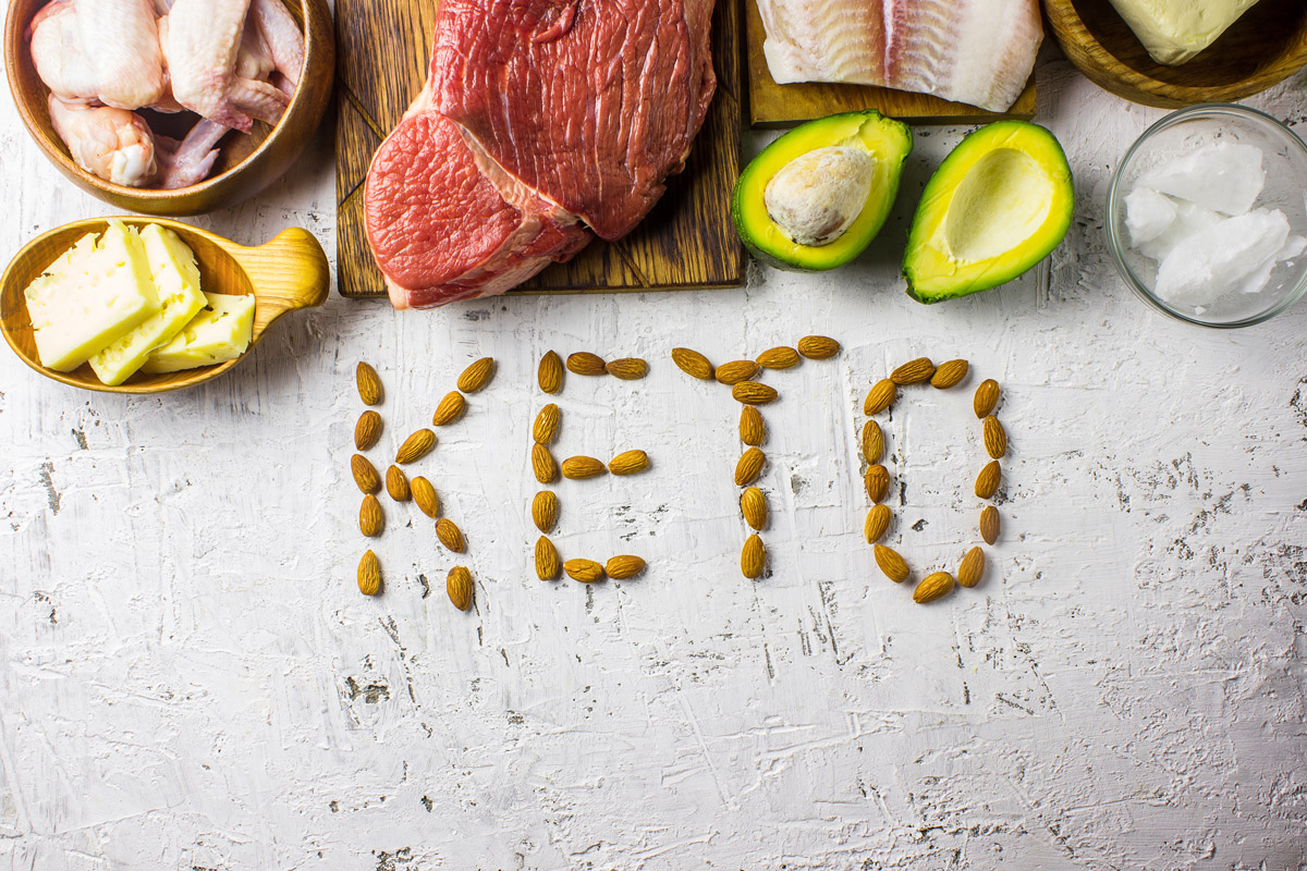Dieta chetogenica: menù settimanale 1 alcuni cibi per la dieta chetogenica menù con la scritta KETO
