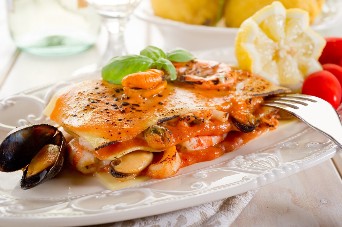 Ricette di pesce: antipasti, primi e secondi, tante idee veloci e gustose 18 piatto bianco decorato con porzione di lasagne di pesce
