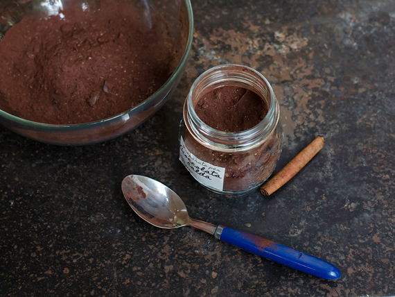 Cioccolata calda fatta in casa: la ricetta per prepararla 3 preparato per cioccolata calda due