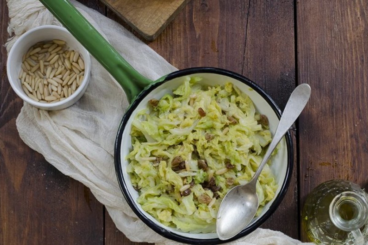 15 ricette con verdure di primavera, light e appetitose 14 verza con pinoli e uvetta