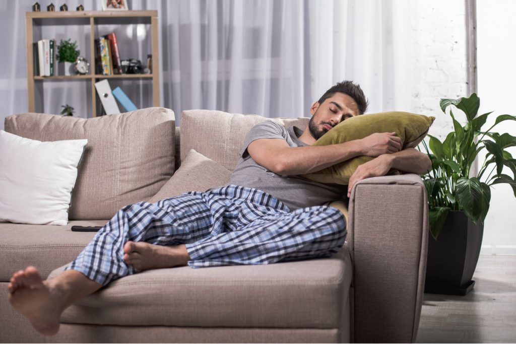 Dormire più di 9 ore a notte aumenta il rischio ictus. Sotto accusa anche il pisolino pomeridiano 1 pisolino pomeridiano rischio ictus