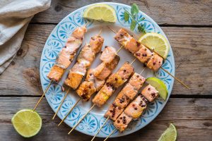 Spiedini di salmone al pepe rosa: la ricetta!