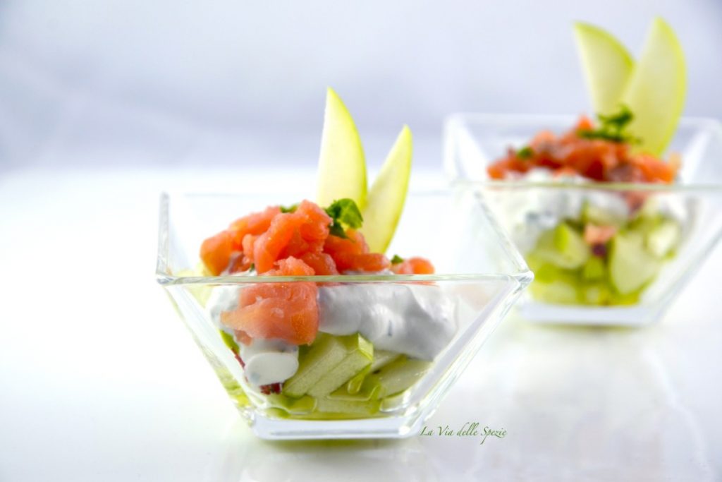 Bicchierini per finger food, le ricette da mangiare in piedi 6 tar tar di di salmone e mela verde