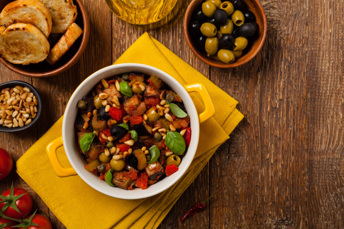 Ricette con olive: 20 proposte per gustarle anche a dieta 5 caponata light melanzane, olive e capperi