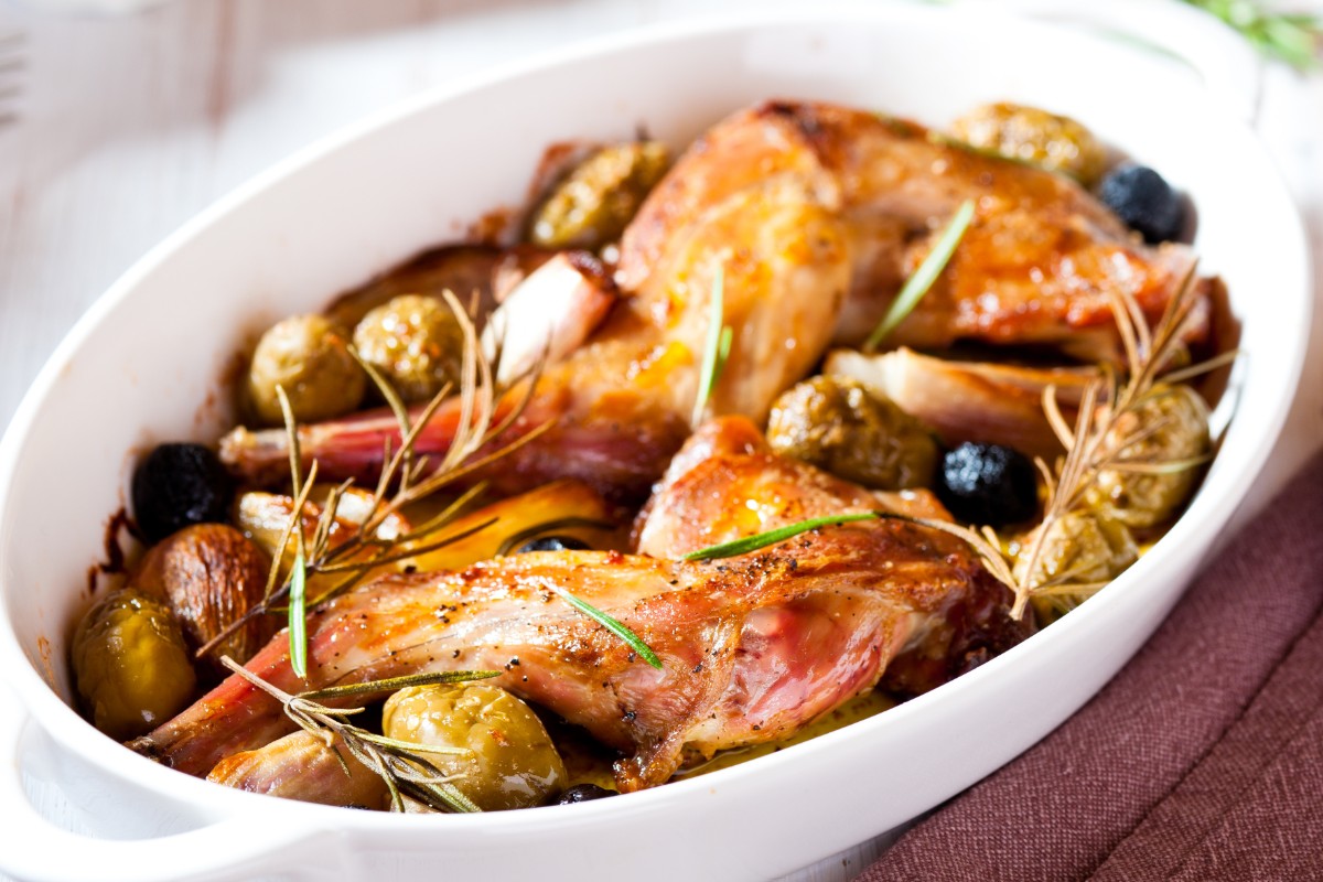 Ricette con olive: 20 proposte per gustarle anche a dieta 18 Coniglio alla cacciatora con olive