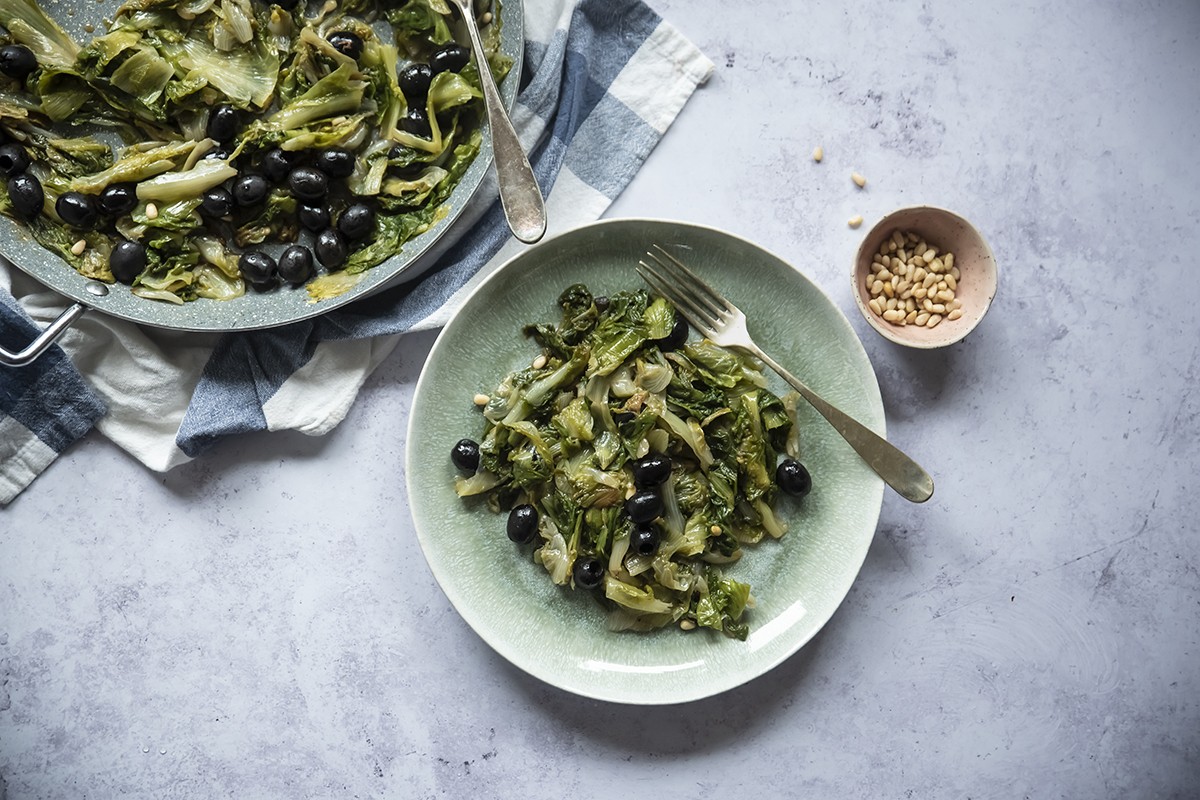 Ricette con olive: 20 proposte per gustarle anche a dieta 1 scarolata alici, pinoli e olive nere