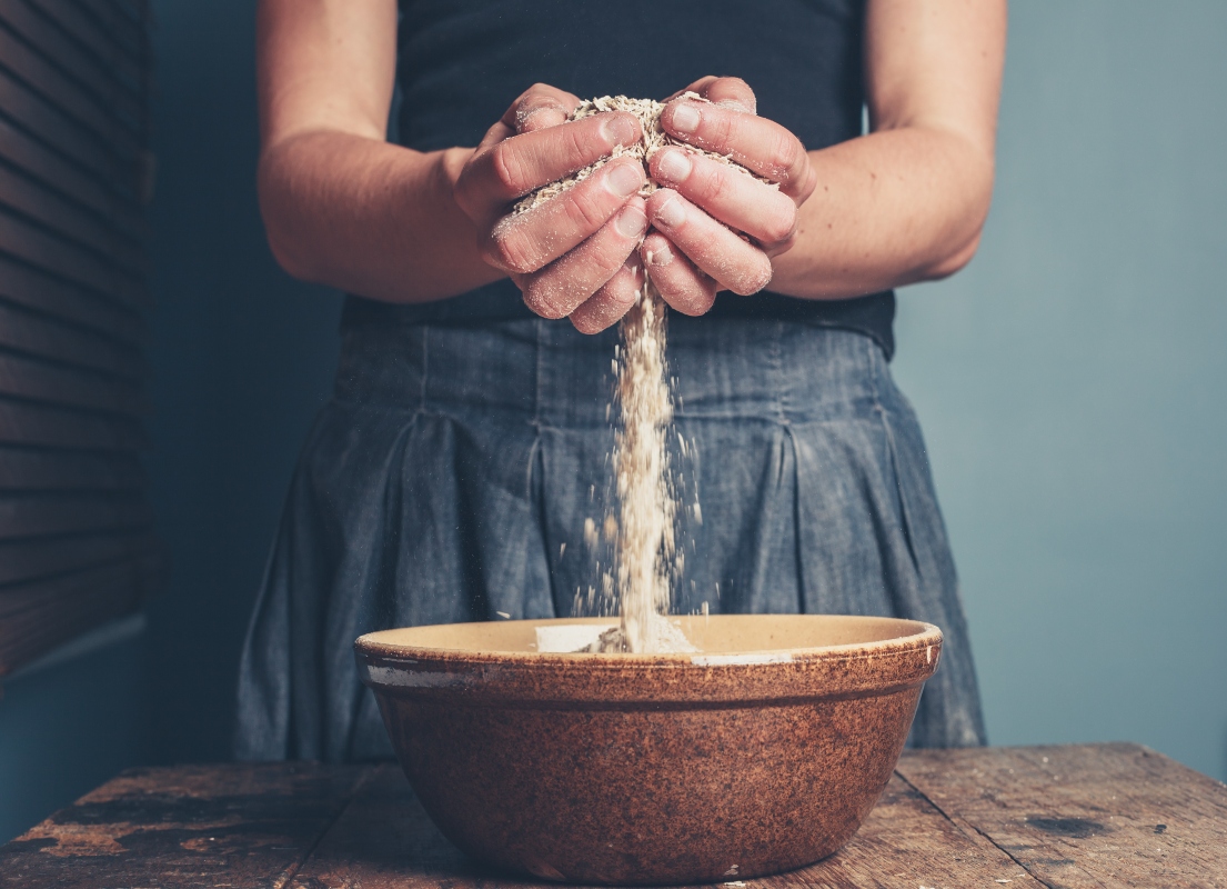 avena: una donna afferra tra le mani l'avena
