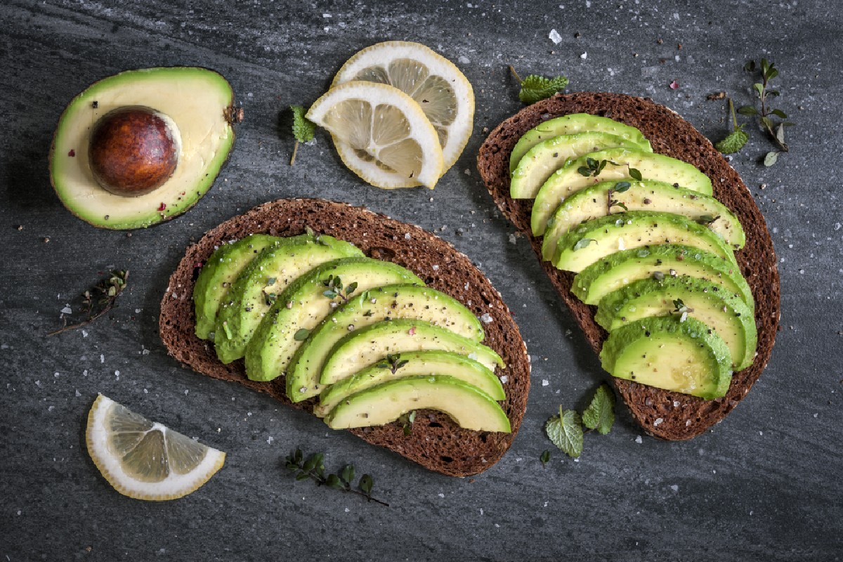 10 cibi da non tenere mai in frigo: scopri quali sono 5 cibi da non tenere in frigo: avocado