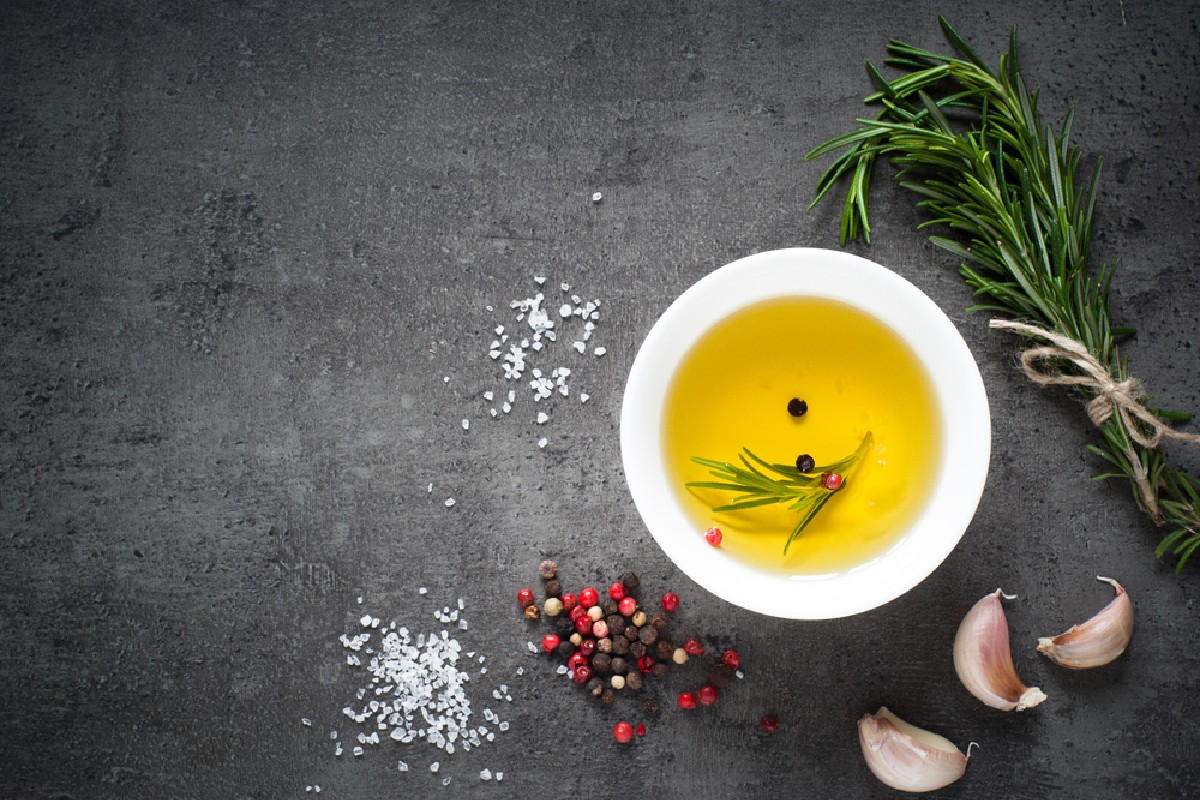 10 cibi da non tenere mai in frigo: scopri quali sono 8 cibi da non tenere in frigo: olio d'oliva e di semi