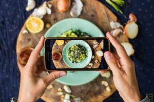 Dieta social: cos&rsquo;&egrave;, come funziona, benefici, esempi di menu e controindicazioni