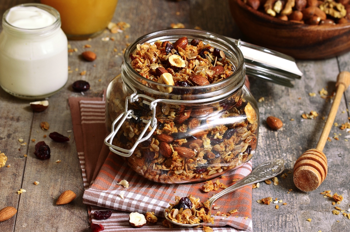 Colazione alternativa: 8 idee per una colazione sana 1 un barattolo colmo di frutta secca