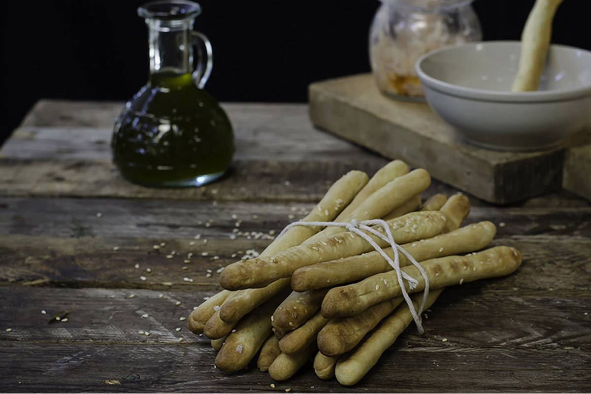Coronavirus: la farina è il prodotto più acquistato in Italia, boom di pasta, pane e dolci fatti i casa. 12 ricette da provare 6 grissini al sesamo