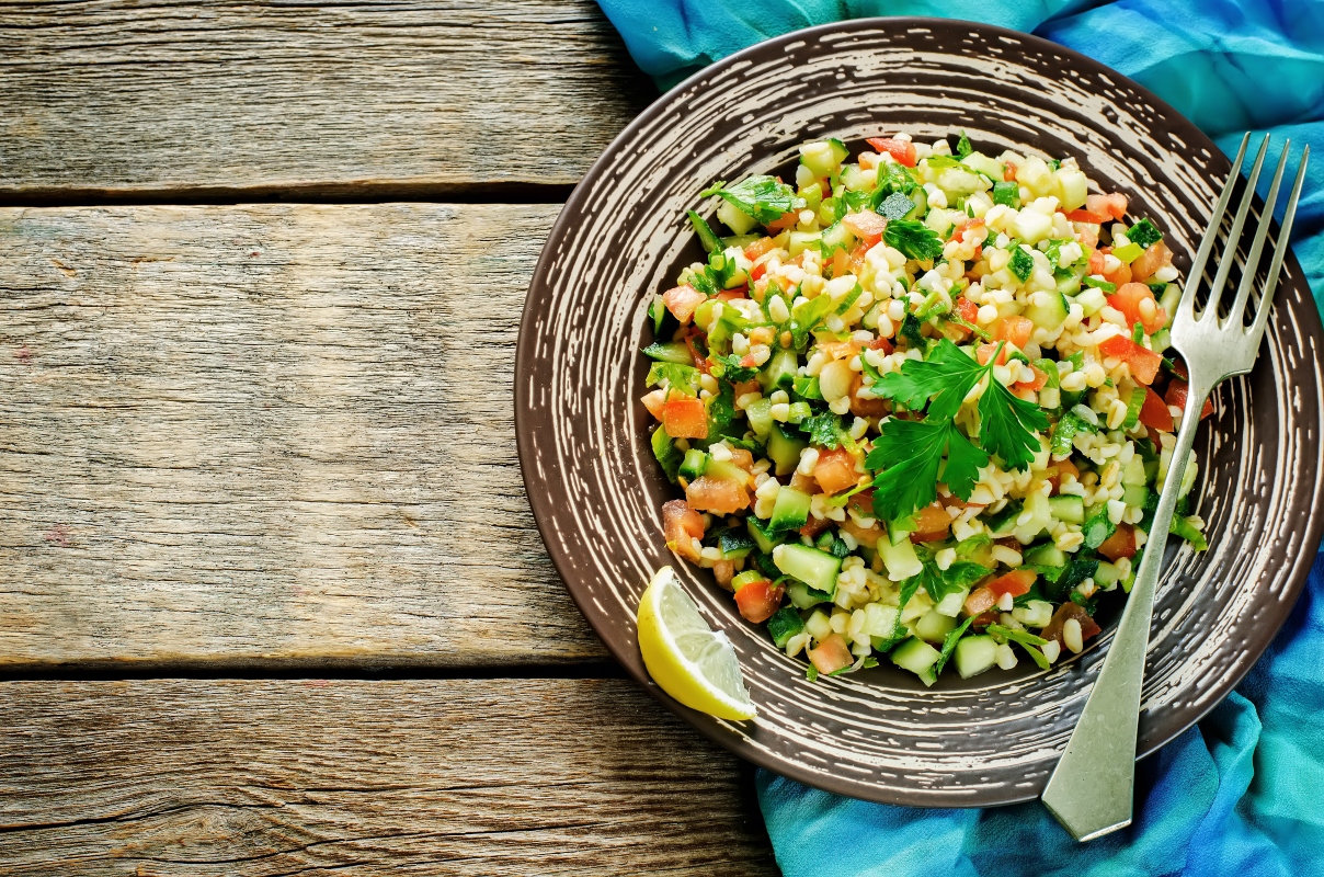 Bulgur: che cos'è, come cucinarlo, valori nutrizionali, le migliori ricette 6 insalata di bulgur con verdure