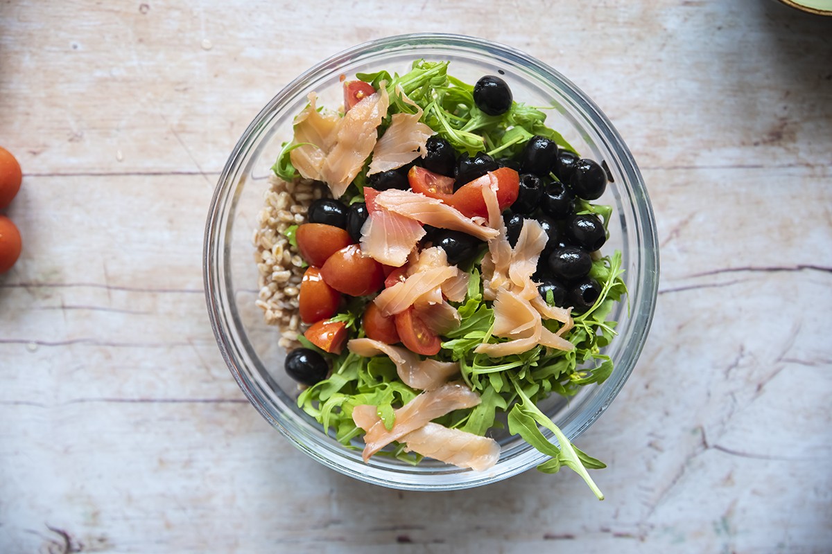 Ricette con olive: 20 proposte per gustarle anche a dieta 9 Insalata di farro, salmone affumicato, rucola, olive, pomodorini