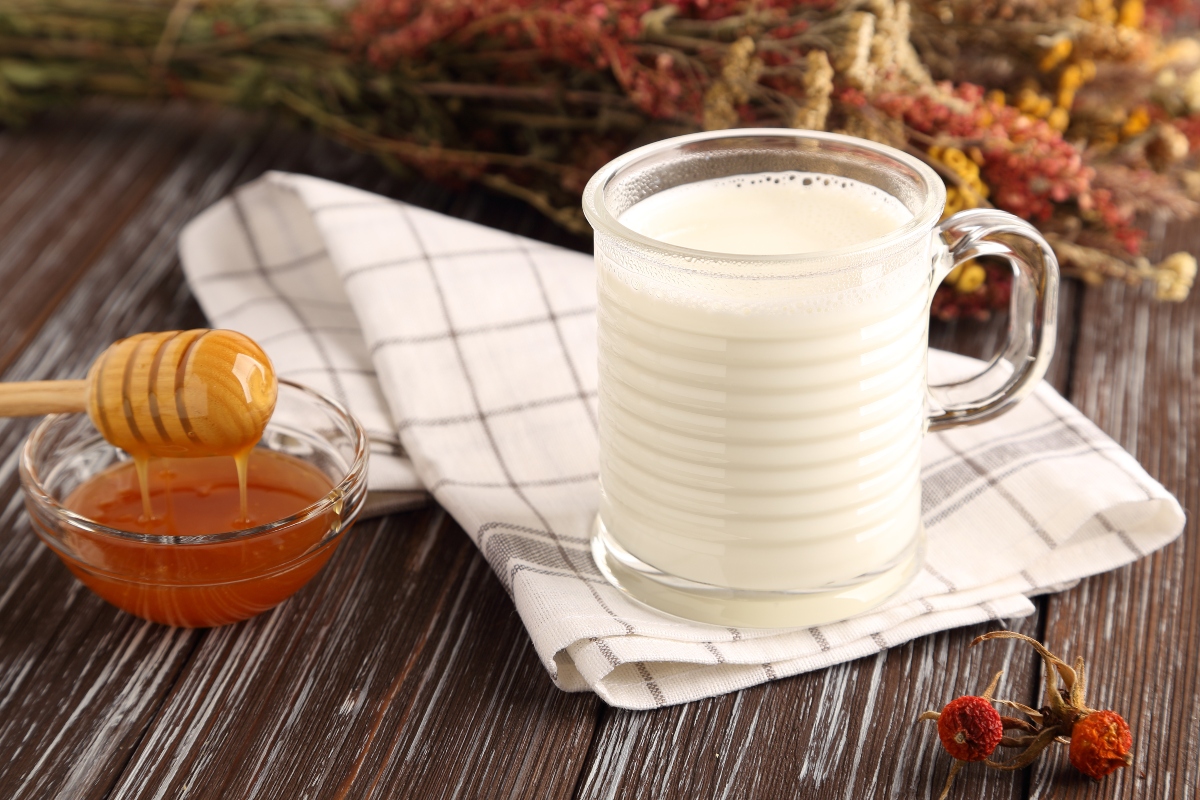 Miele: che cos'è, come viene prodotto, proprietà, benefici e ricette 22 latte col miele