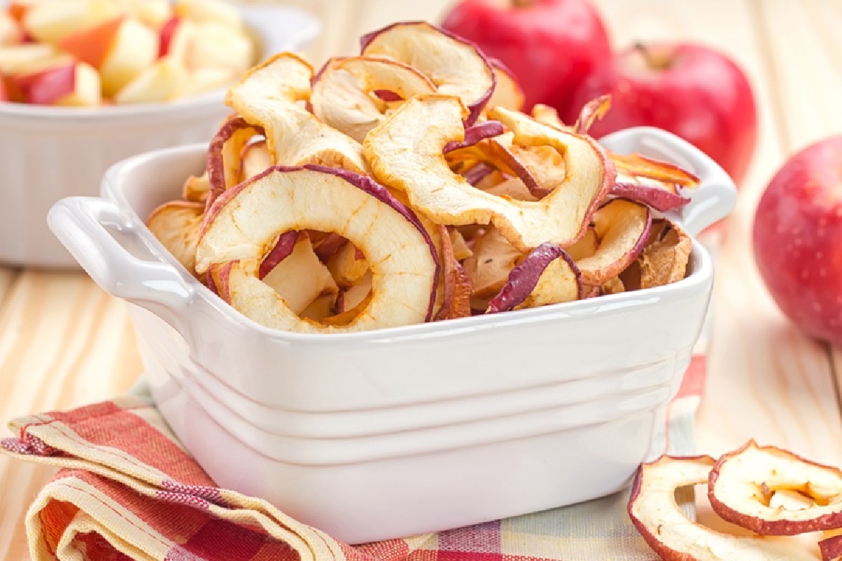 10 spuntini sani e light per evitare i cali di zucchero 7 chips di mele