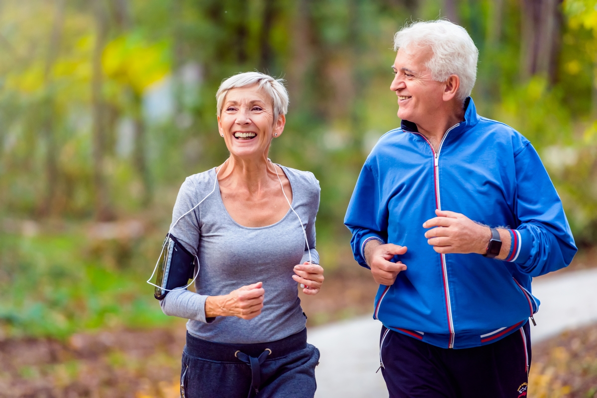 Rimettersi in forma dopo i 50 anni: i segreti per tornare in pista con energia e vitalità 1 un uomo e una donna che corrono per rimettersi in forma dopo i 50 anni
