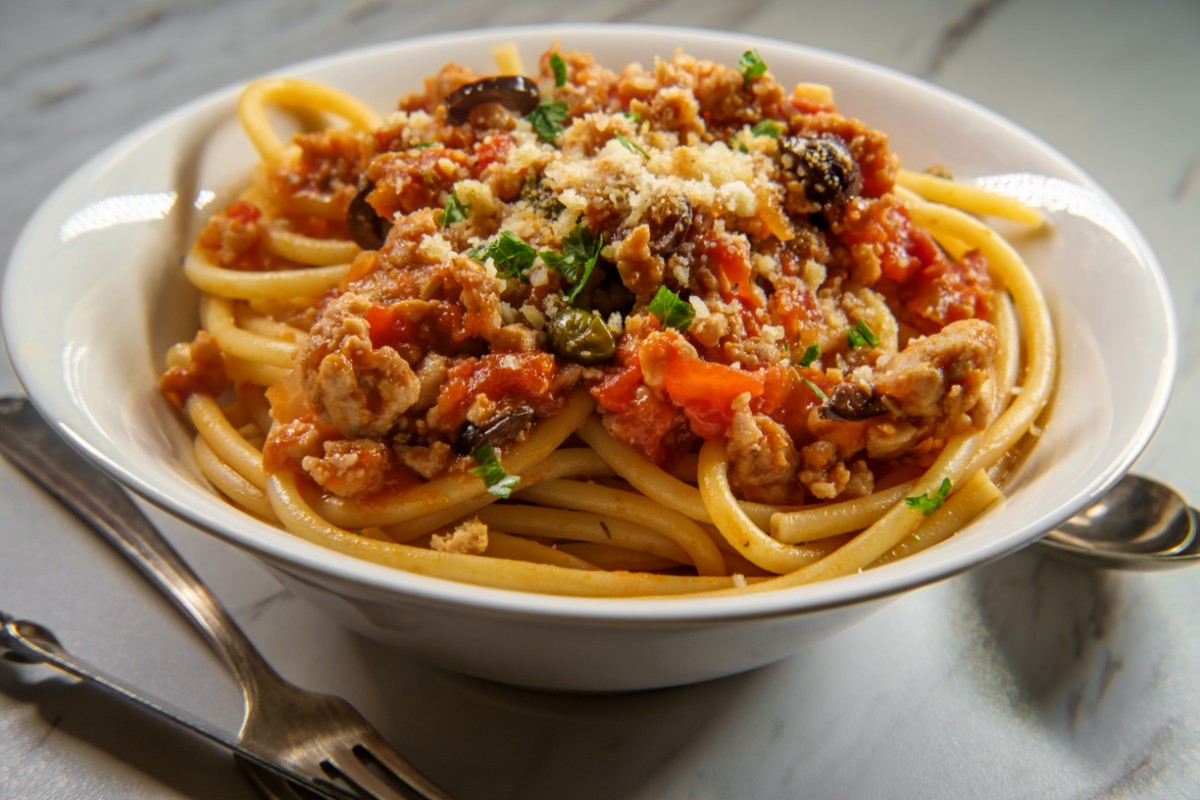 Ricette con olive: 20 proposte per gustarle anche a dieta 14 Pasta al ragù vegetale con olive e capperi