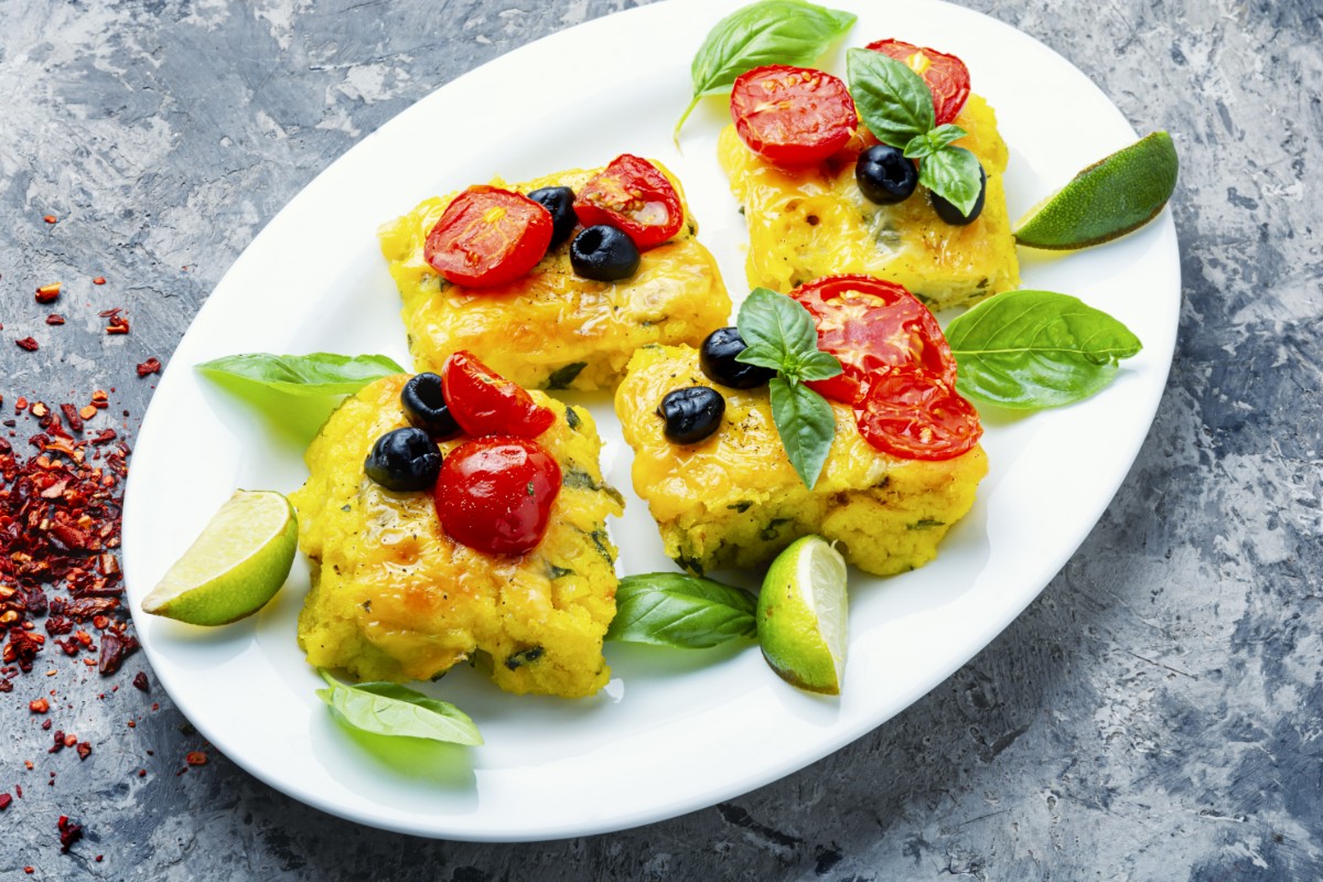 Ricette con olive: 20 proposte per gustarle anche a dieta 17 Polenta di avena con moscardini e olive nere