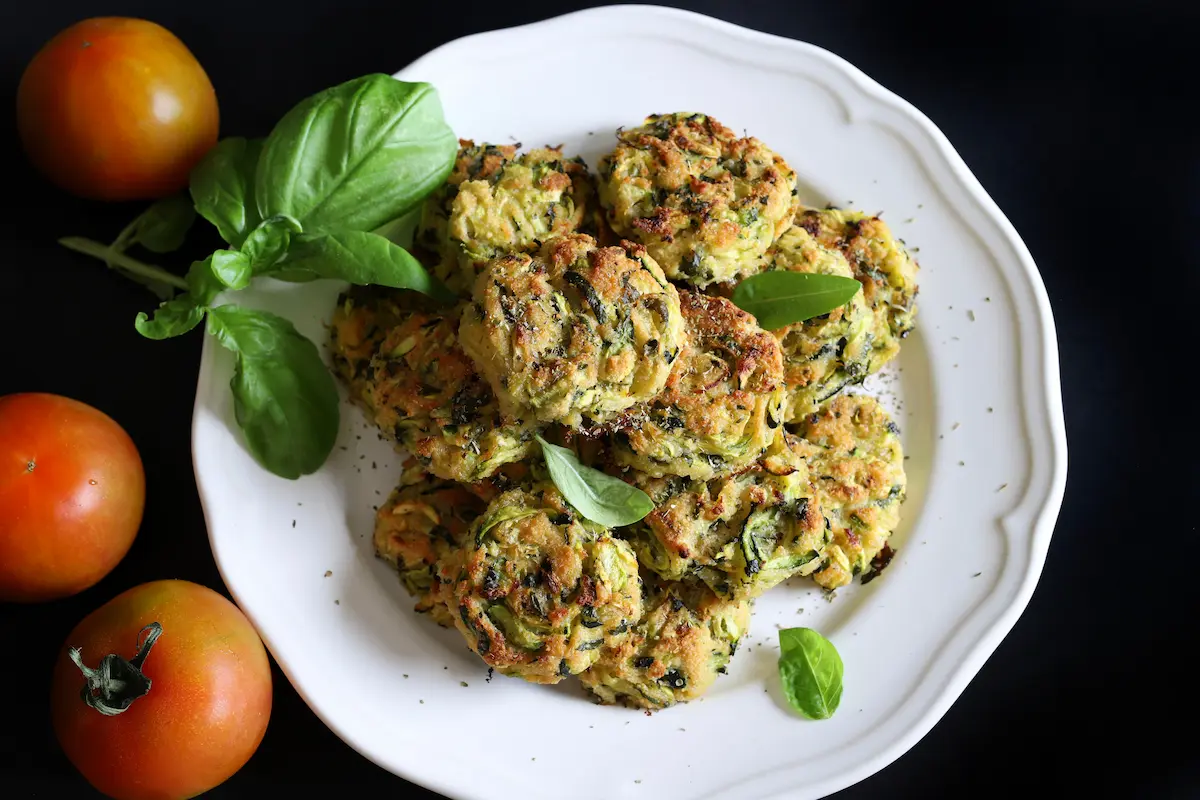 Le ricette con la scarola: dalle classiche napoletane alle varianti 6 piatto tondo bianco, con polpette e foglie di basilico, con pomodorini accanto