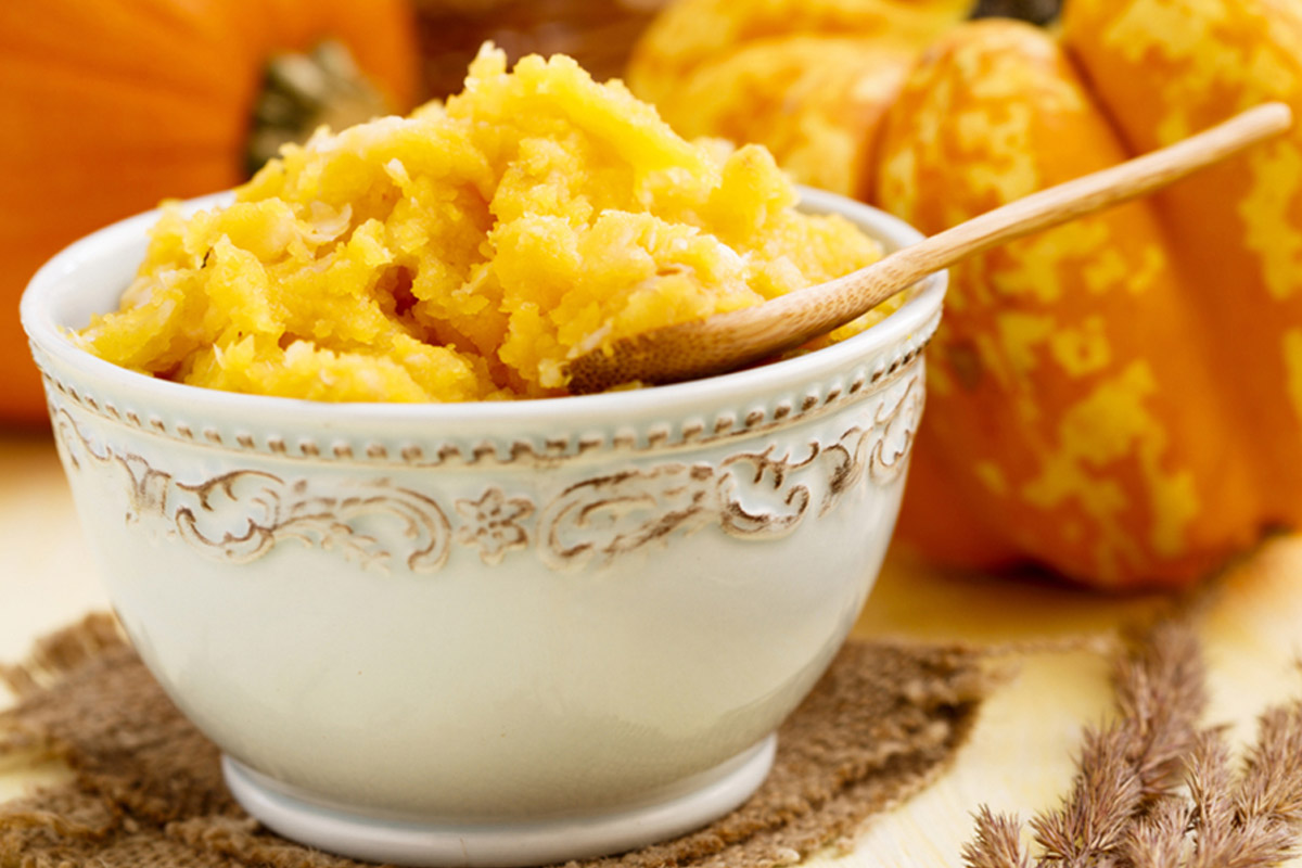 Ricette con la zucca: le migliori idee sane e gustose 31 ciotola con purè di zucca e cucchiaino di legno