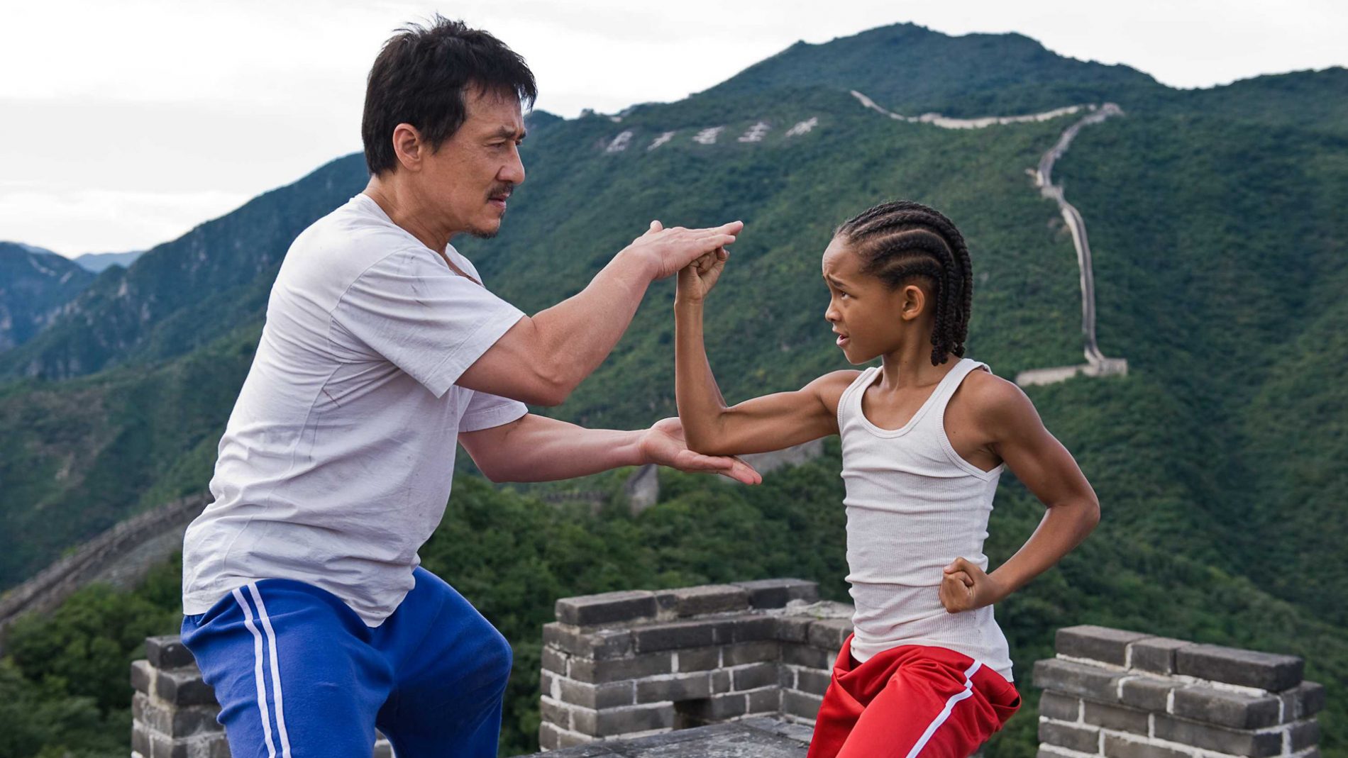 Tai chi: cos'è, benefici e come iniziare 3 Foto tratta dal film Karaté Kid il maestro e il ragazzino praticano tai chi sulla montagna