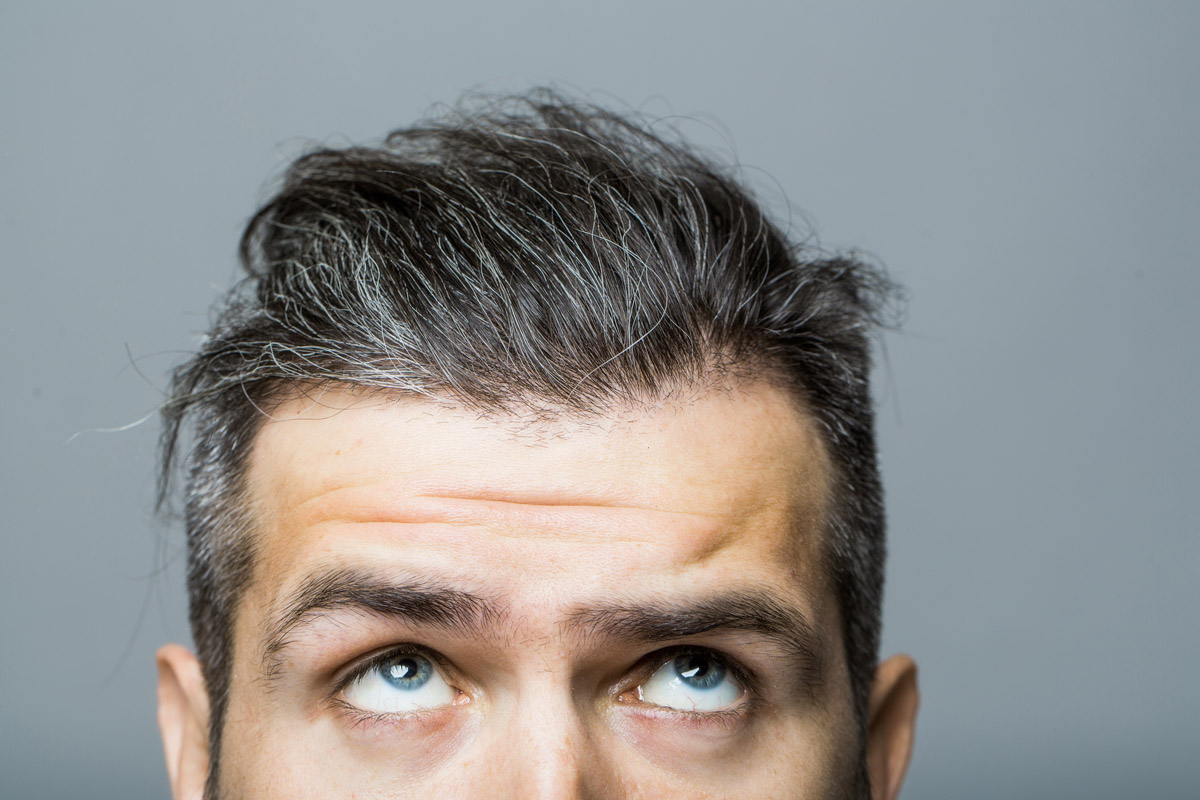 Capelli bianchi: la colpa è dello stress e uno studio ha capito perché 1 stress accelera capelli bianchi