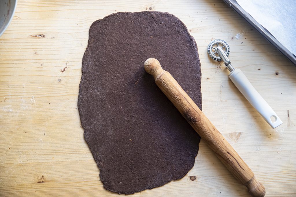 Chiacchiere al cioccolato: la ricetta di Carnevale a prova di dieta 4 chiacchiere mattarello