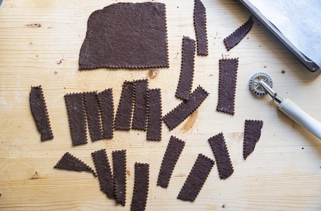 Chiacchiere al cioccolato: la ricetta di Carnevale a prova di dieta 5 chiacchiere rettangolo strisce