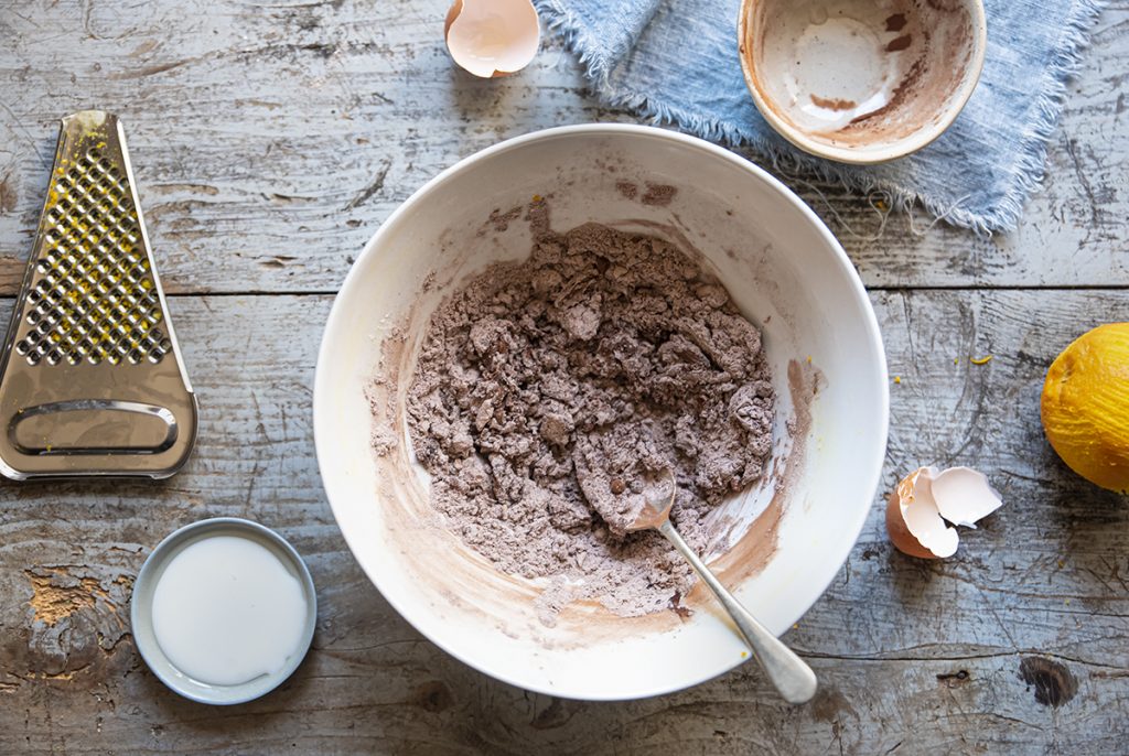 Chiacchiere al cioccolato: la ricetta di Carnevale a prova di dieta 3 chiacchiere uovo composto