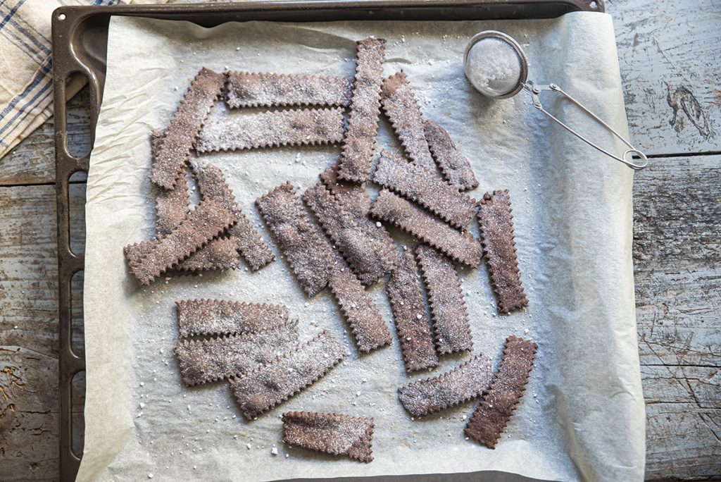 Chiacchiere al cioccolato: la ricetta di Carnevale a prova di dieta 7 chiacchiere zucchero a velo