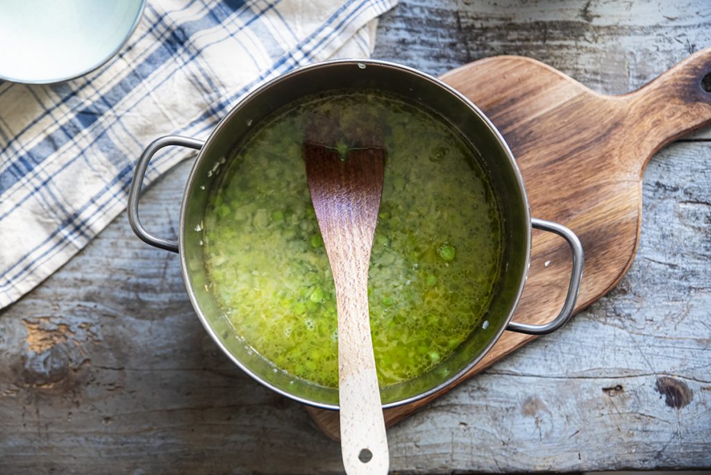 Pasta e piselli, ricetta con foto passo passo 4 cipolla piselli bollire