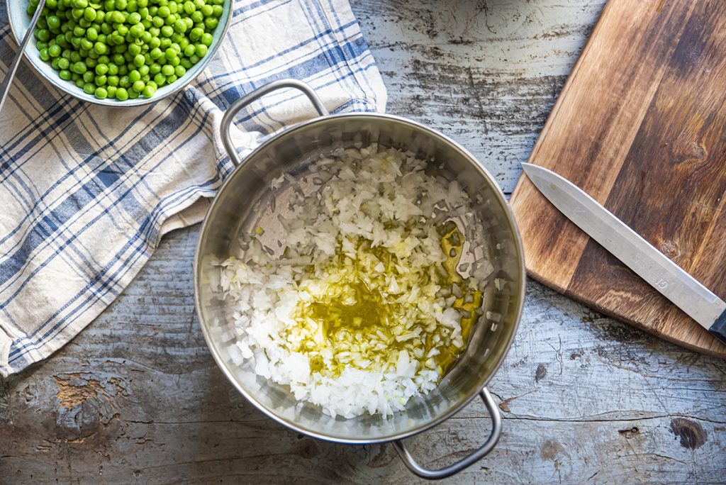 Pasta e piselli, ricetta con foto passo passo 2 cipolla tritata
