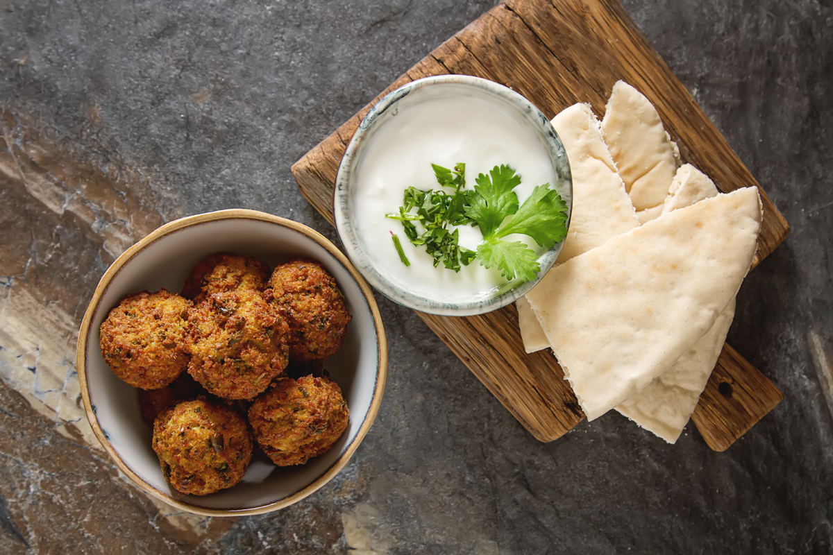 Cumino: pianta, proprietà, controindicazioni e usi in cucina 2 una ciotola con dei falafel con cumino